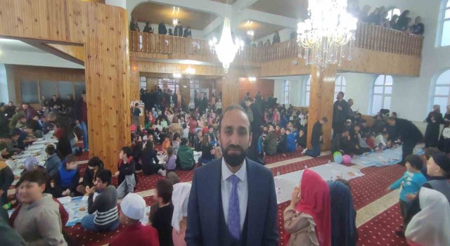 3-10 yaş çocuklar ilk orucum, ilk iftarım programında camiiye sığmadı.