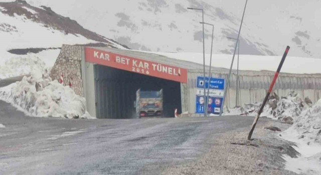 3 bin rakımlı Karabet Geçidinde kar etkili oluyor