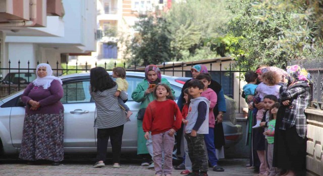 3 katlı binada başlayan yangından çatıya kaçarak kurtuldular