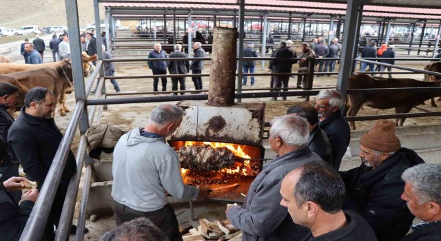 35 yıldır hayvan pazarında cağ kebabı yapıyor