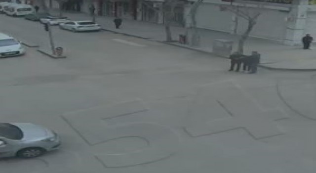 360 saatlik kamera görüntüsünü inceleyen polis şüpheli şahsı caddede yakaladı