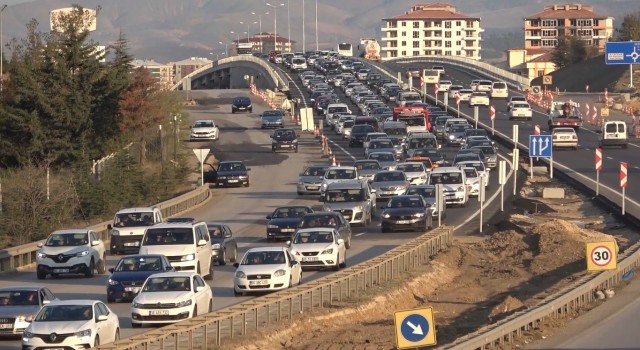 43 ilin geçiş güzergahında trafik kilit: Tatilciler dönüş yoluna geçti