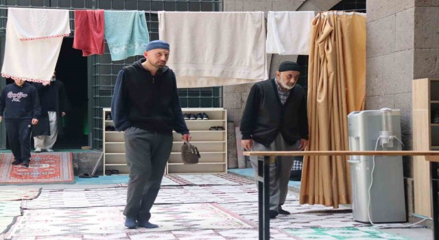 774 yıllık medresede itikafa girdiler