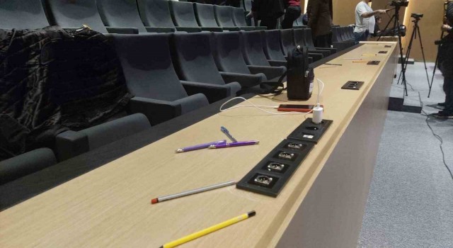 Aboneliği kesilen gazetecilerden Tekirdağ Büyükşehir Meclisinde kalemli eylem