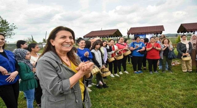 Adana Büyükşehir Belediyesi ve IOM işbirliğinde çilek hasadı etkinliği düzenlendi