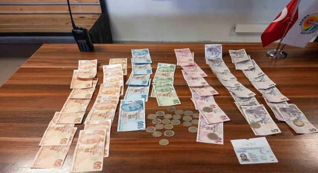 Adanada 3 saat dilenen şahsın üzerinden bin 385 lira çıktı