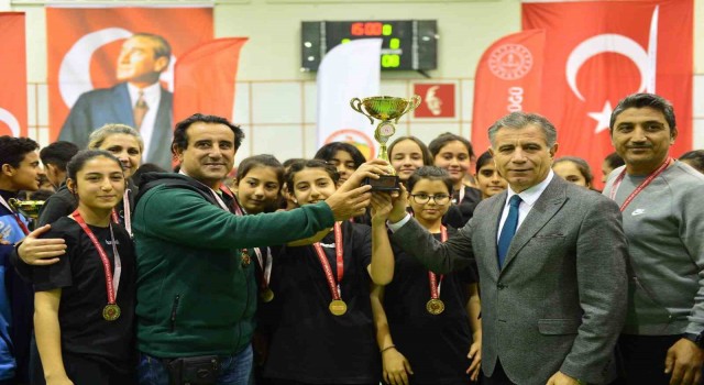 Adanada hentbolda Orhangazi Ortaokulu erkek ve kız takımları il birincisi oldu