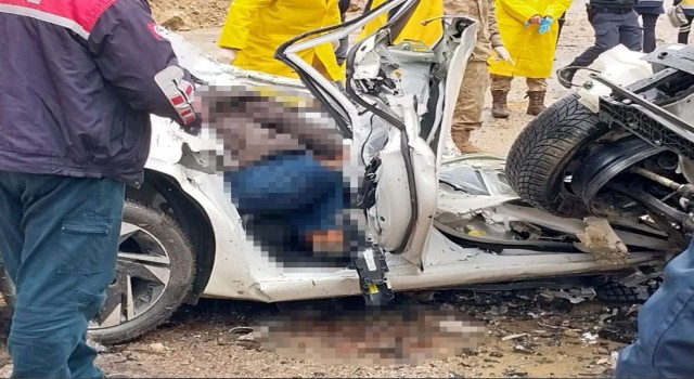 Adanada otomobilin üzerine kaya parçası düştü: 4 ölü
