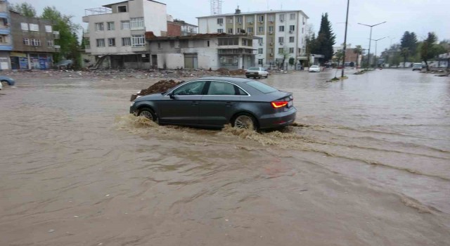 Adıyamanda şiddetli yağış cadde ve sokakları göle çevirdi