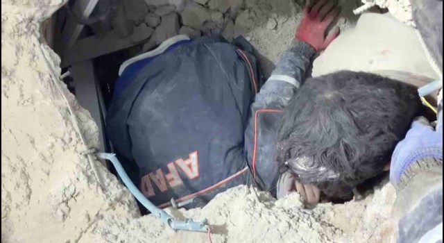 AFAD ekibi, depremin 228inci saatinde kurtardıkları Cemile Teyzeyi unutamıyor