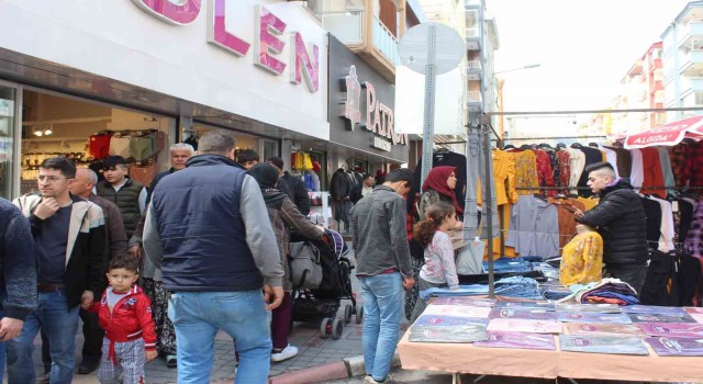 Afyonkarahisarda kurulan bayram pazarında Arife günü yoğunluğu