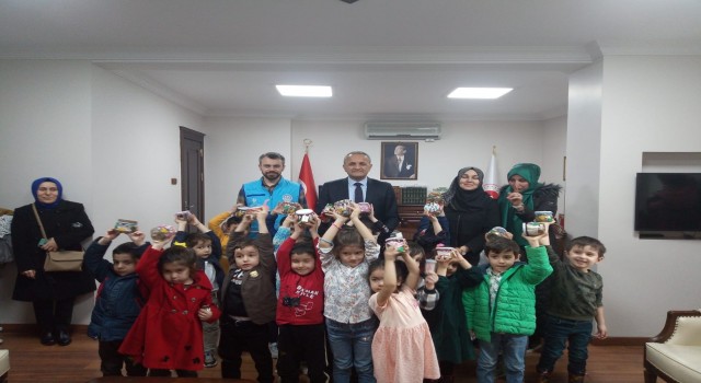 Afyonkarahisarda minikler kumbaralarını bağışladı