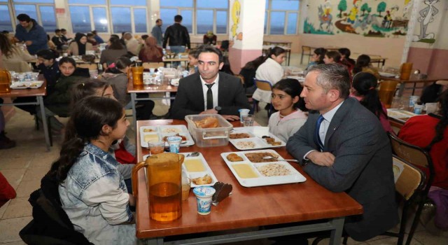 Ağrı Milli Eğitim Müdürü Kökrek, iftarını açtığı öğrencilerin sinema talebini geri çevirmedi