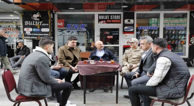Ağrı Valisi Varol, esnaf ve vatandaşların Ramazan Bayramını kutladı