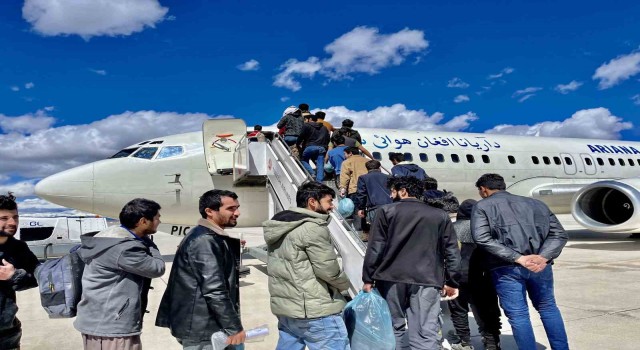 Ağrıda 138 Afgan göçmen sınır dışı edildi