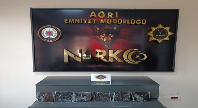 Ağrıda 85 yaşındaki şahsın üzerine sarılı halde saklanmış Afyon sakızı yakalandı