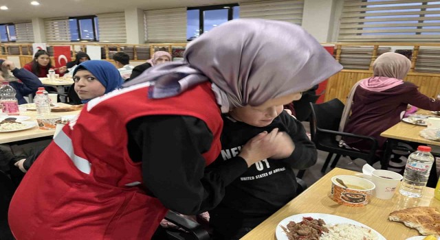 Ağrılı yetimler Kızılayın iftar sofrasında buluştu