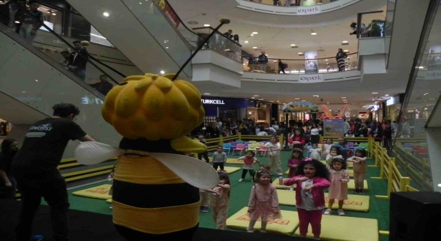 Aileler bayramda alışveriş merkezi ve lunaparkın yolunu tuttu