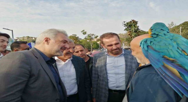 AK Parti İstanbul İl Başkanı Kabaktepe çocuklara patlamış mısır ikram etti, vatandaşla sohbet etti