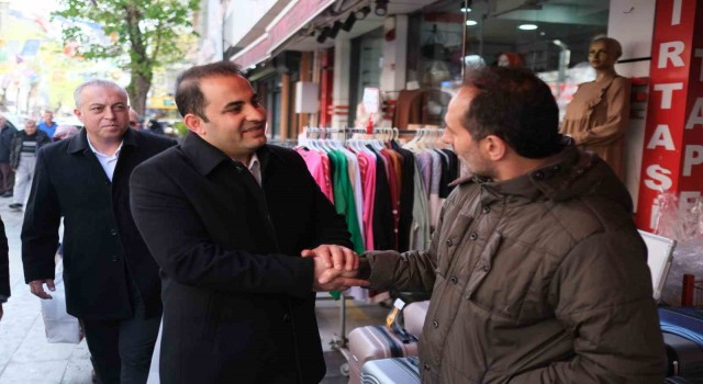 AK Parti milletvekili adayı Harun Çelik, Esenyurtta kararsız genci böyle ikna etti