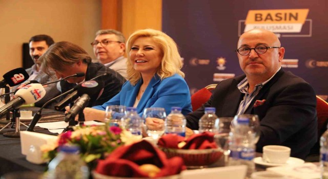 AK Parti milletvekili adayı Şebnem Bursalı, basın mensuplarıyla buluştu