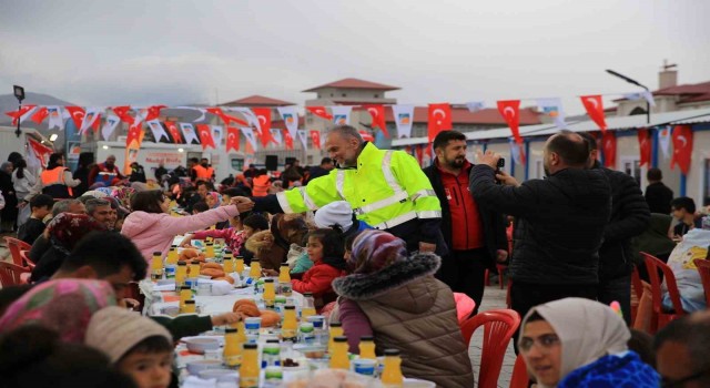 AK Parti Milletvekili Mahir Ünaldan konteyner kente bayram ziyareti
