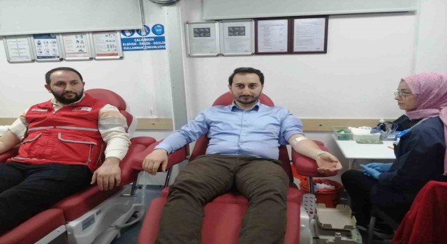 AK Partili gençlerden Kızılaya kan desteği