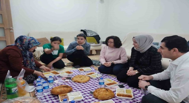 AK Partili Güngör depremzede aileyle gönül sofrasında buluştu