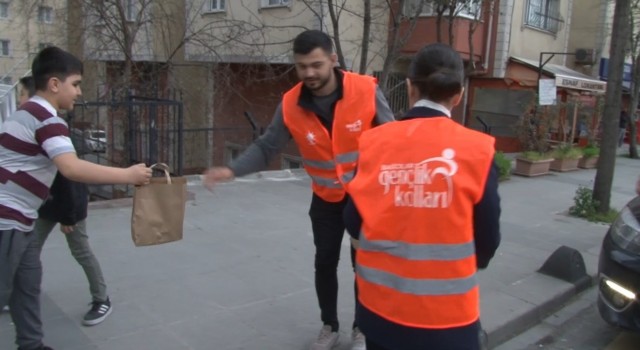 AK Partili milletvekili adayı Bağcılarda trafikte vatandaşlara iftarlık dağıttı