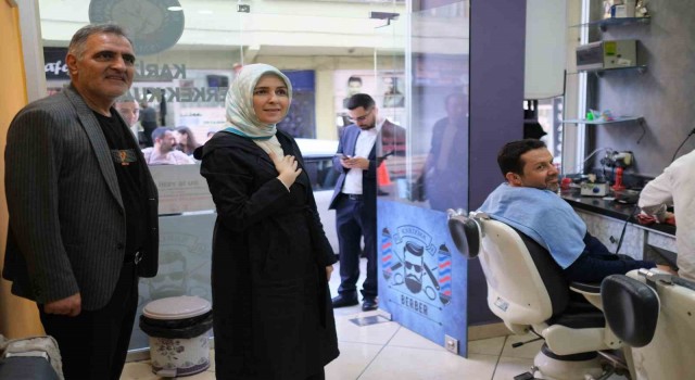 AK Partili vekil adayları Kağıthaneyi sokak sokak ziyaret ediyor