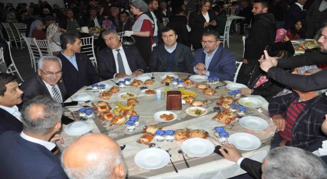 AK Partinin iftar sofrası binlerce kişiyi ağırladı