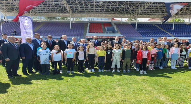 Akşehir Belediyesinden çocuklara bayram şenliği