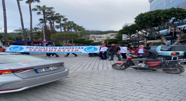 Alanyada Ekrem İmamoğluna pankartlı protesto