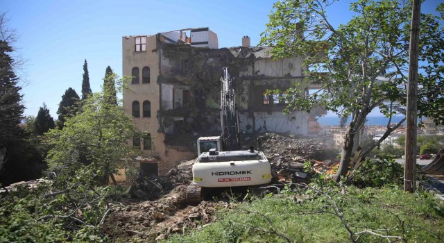 Alanyada riskli yapıların yıkımı devam ediyor