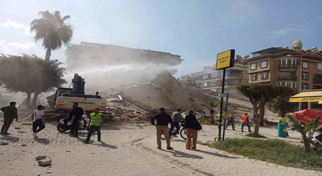 Alanyada yıkım sırasında bina çöktü, yürekler ağza geldi