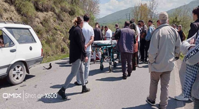 Alaplıda motosiklet otomobille çarpıştı: 2 yaralı