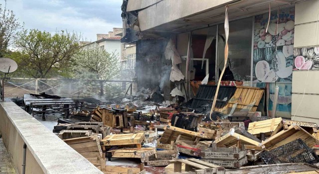Alevler 7 katlı binayı sardı: Bayram ziyareti olası faciayı önledi