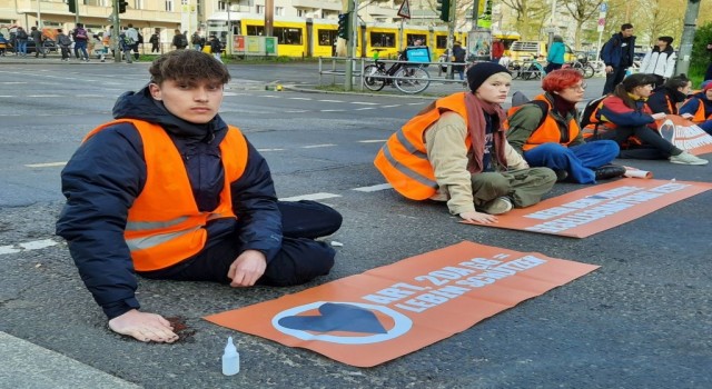 Almanyada iklim aktivistleri ellerini asfalta yapıştırdı
