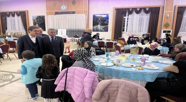 Altıntaşta hafızlık eğitimi alan öğrencilere iftar yemeği