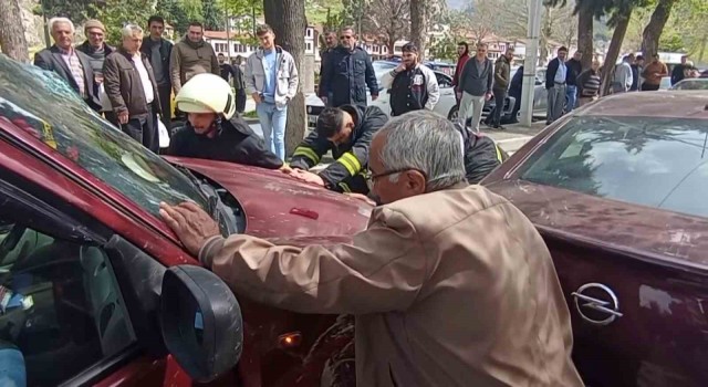Amasyada 5 araç birbirine girdi, yolda paniğe kapılan adam telefona sarılıp eşini aradı