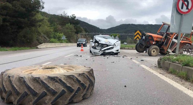 Amasyada traktör ile otomobil çarpıştı, 3 yaralı