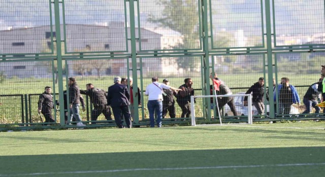 Amatör ligde taraftarlar birbirine girdi