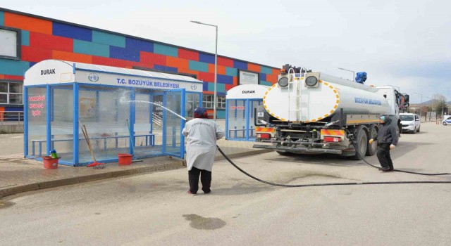 Ana cadde kaldırımları ile duraklar tazyikli suyla yıkanarak bayrama hazırlandı