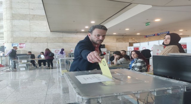 Ankara Esenboğa Havalimanında oy verme işlemi devam ediyor