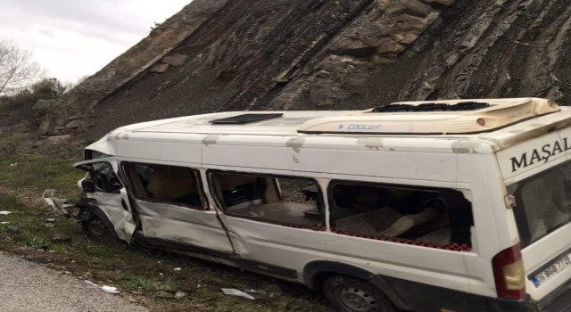 Ankarada işçi servisi otomobille çarpıştı: 3 ölü, 20 yaralı