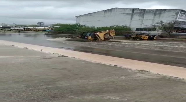 Ankarada sağanak sonrası sokaklar göle döndü
