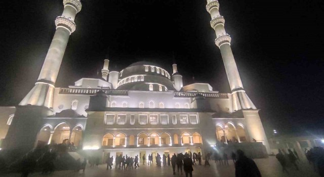 Ankarada vatandaşlar Kadir Gecesinde camilere akın etti