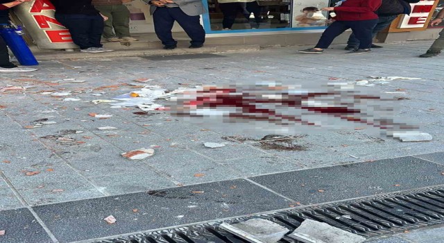 Annesinin tedavisi için tıp merkezine geldi, bina tuğlaları kafasına düştü