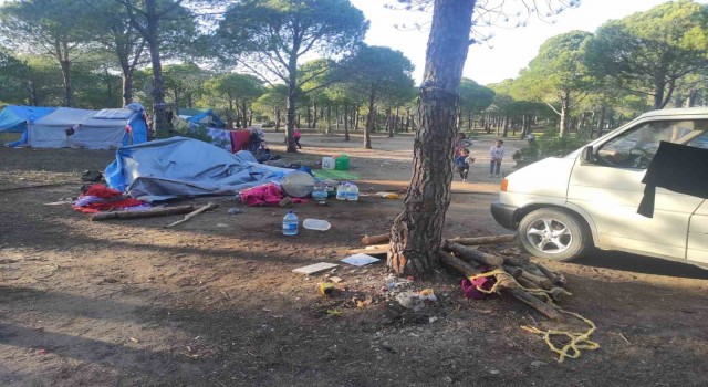 Antalyada 2 yaşındaki çocuğun çalıştırdığı araç çadıra girdi