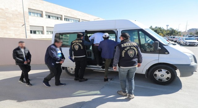 Antalyada 45 ekip 112 personelle firari şahıslara eş zamanlı operasyon